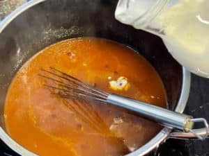sahne in sauerbratensosse geben