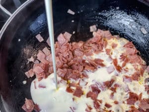 sahne zum angebratenen schinken in die pfanne geben