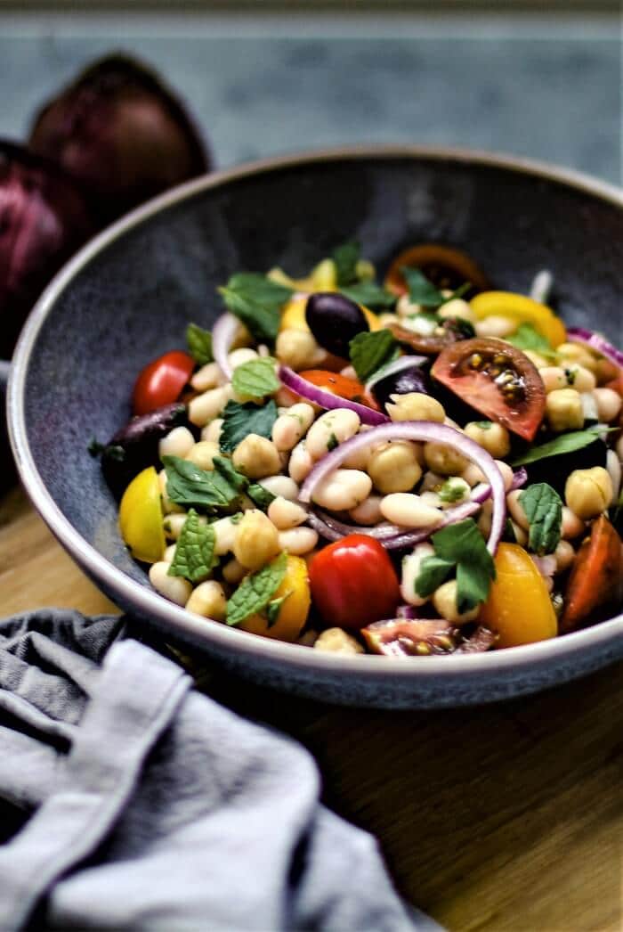 salat mit kichererbsen - die frau am grill