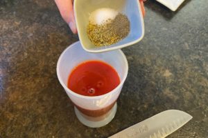 salz, pfeffer und oregano in die passierten tomaten ruehren