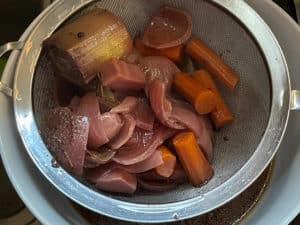 sauberbraten fond in kuechensieb abgiessen