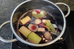 sauerrbaten beize im topf fuer fuenf minuten kochen lassen