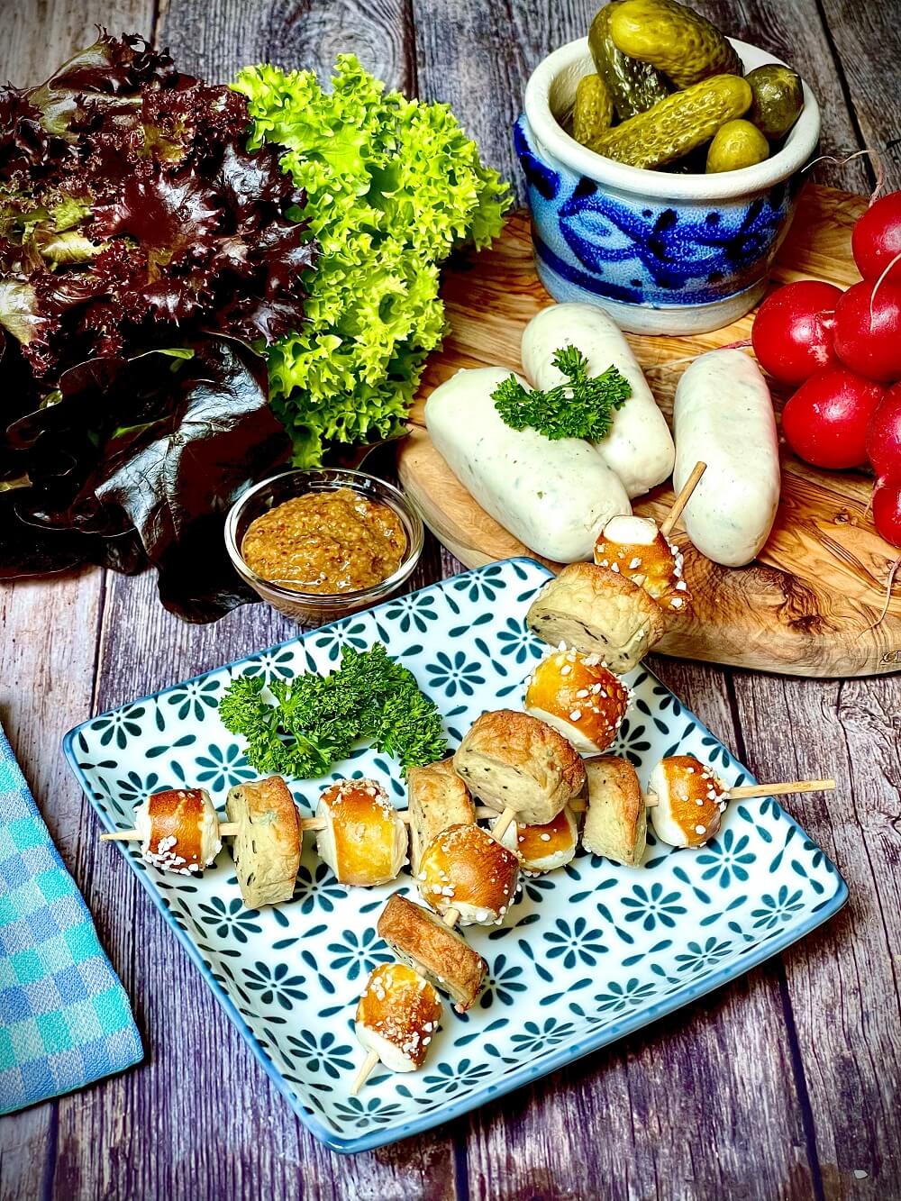 schaschlik spiesse mit weisswurst und brezen