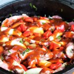schichtfleisch mit frischen kraeutern im dutch oven