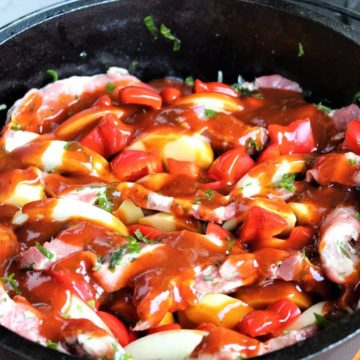 schichtfleisch mit frischen kraeutern im dutch oven