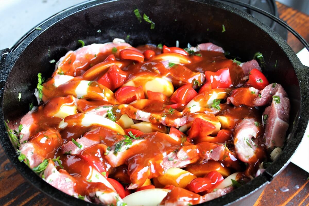 schichtfleisch mit frischen kraeutern im dutch oven