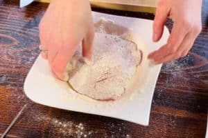 schnitzel im mehl wenden