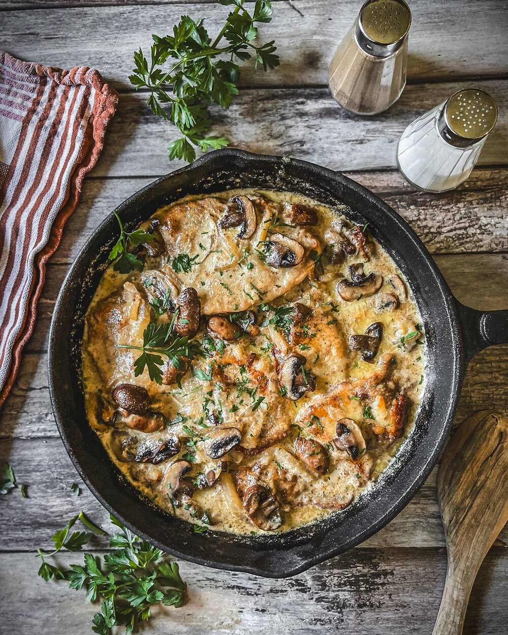 schnitzelpfanne mit champignons