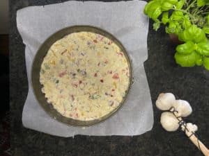 schuettelpizza masse auf blech verteilt