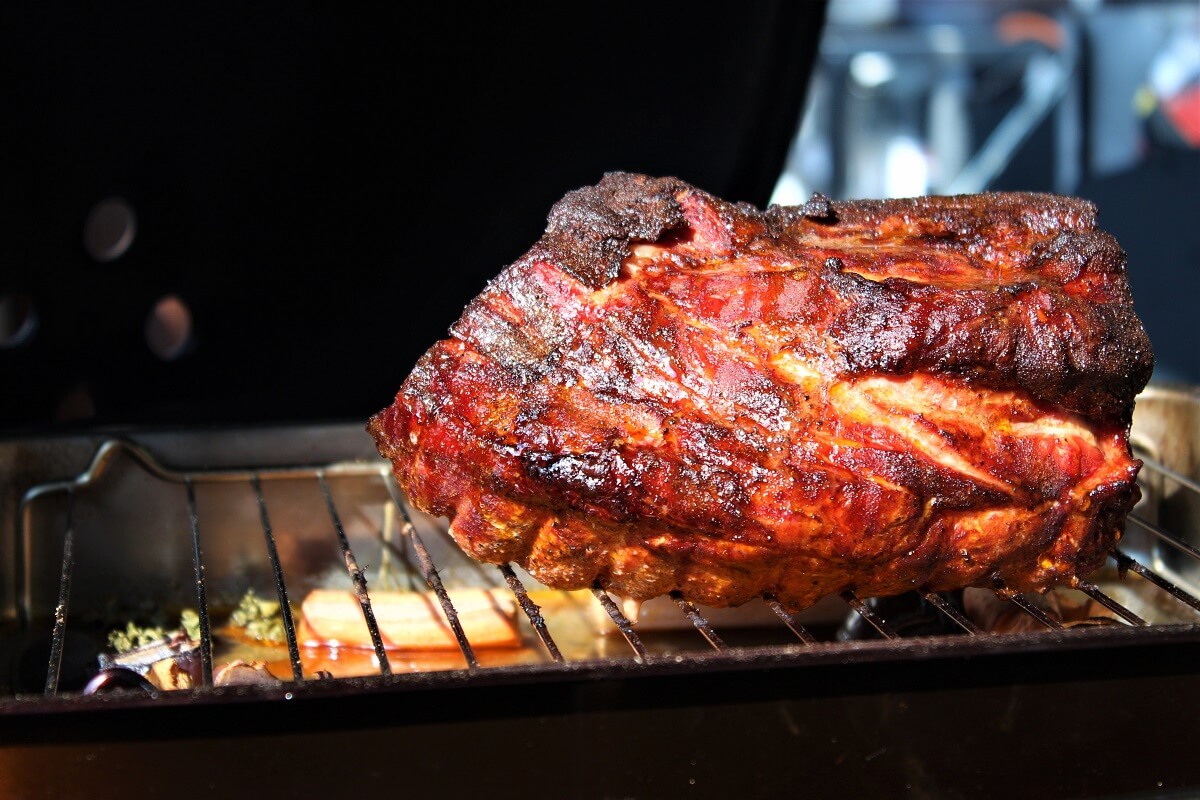 Schweinebraten im Kugelgrill zubereiten – rauchig, saftig & zart