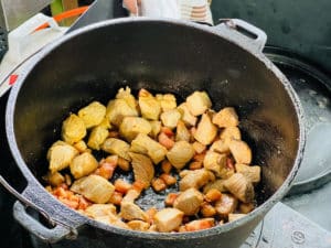 schweinegulasch im topf scharf anbraten