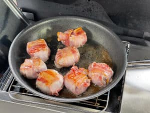 schweinemedaillons im speckmantel anbraten