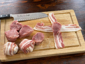 schweinemedaillons in fruehstuecksspeck eingewickelt