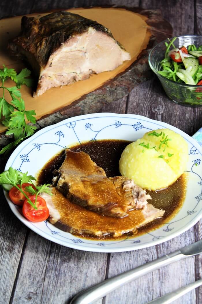 schweinenacken im braeter mit kartoffelknoedel - die frau am grill