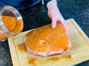 schweinenacken mit gewuerzmischung einreiben
