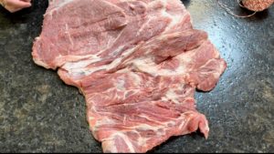 schweinenacken mit schmetterlingsschnitt aufgeschnitten