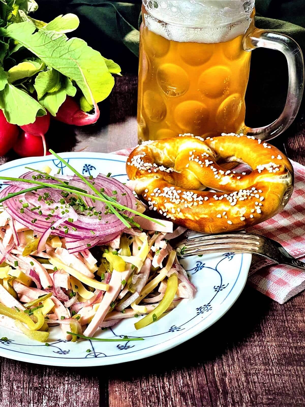 schweizer wurstsalat mit radieschen