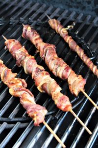 selbstgemachte grillfackeln auf grillrost - die frau am grill