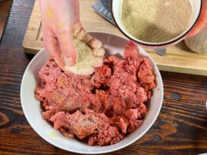 semmelbr&ouml;sel ins hackfleisch einarbeiten