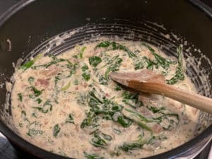 semmelbroesel, pecorino und frischkaese zum spinat geben