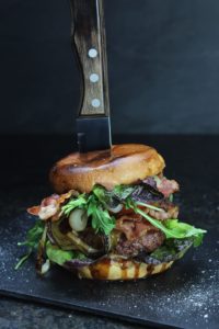 smashed burger hochkant - die frau am grill