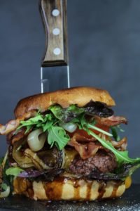smashed burger mit messer - die frau am grill