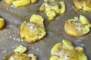 smashed potatoes mit grobem salz sowie pfeffer wuerzen