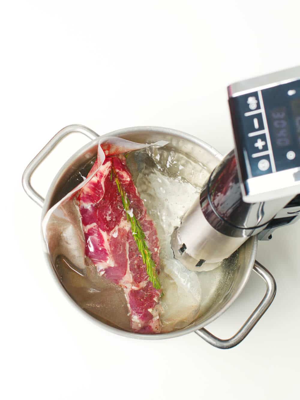sous vide stick in topf mit vakuumiertem fleisch