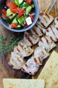 souvlaki mit salat und pita - die frau am grill