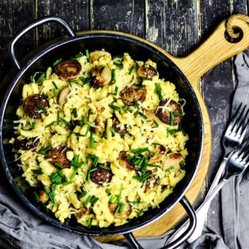 sp&auml;tzlepfanne mit bratwurst rezept - die frau am grill