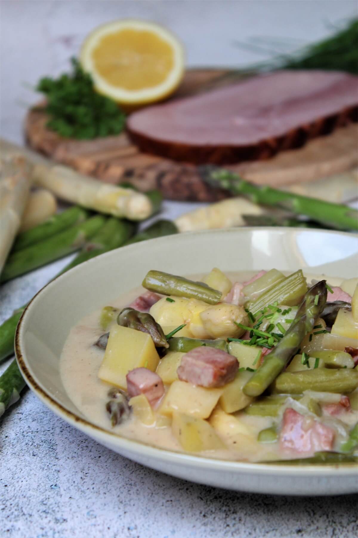 spargel im topf mit schinken und kartoffeln