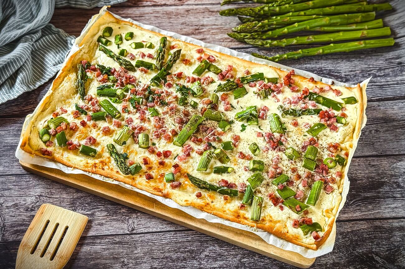 Flammkuchen mit Spargel | leichter Genuss im Frühling