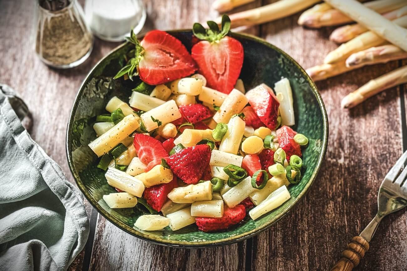 Spargelsalat mit Erdbeeren