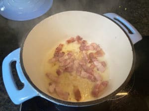 speck im heissen oel im topf anbraten
