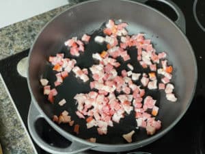 speckwuerfel in pfanne auslassen