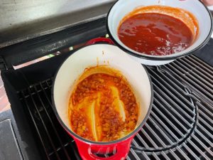 stueckige tomaten in den topf fuer die sosse fuer gefuellte paprika geben