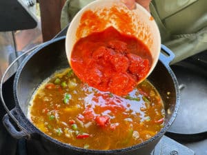 stueckige tomaten in topf zur gyrossuppe geben