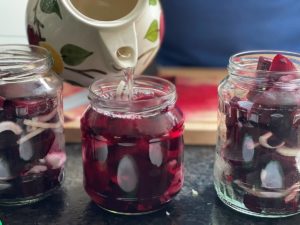 sud beim rote bete einkochen ins einweckglas geben