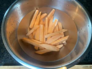 suesskartoffel sticks waessern in schuessel