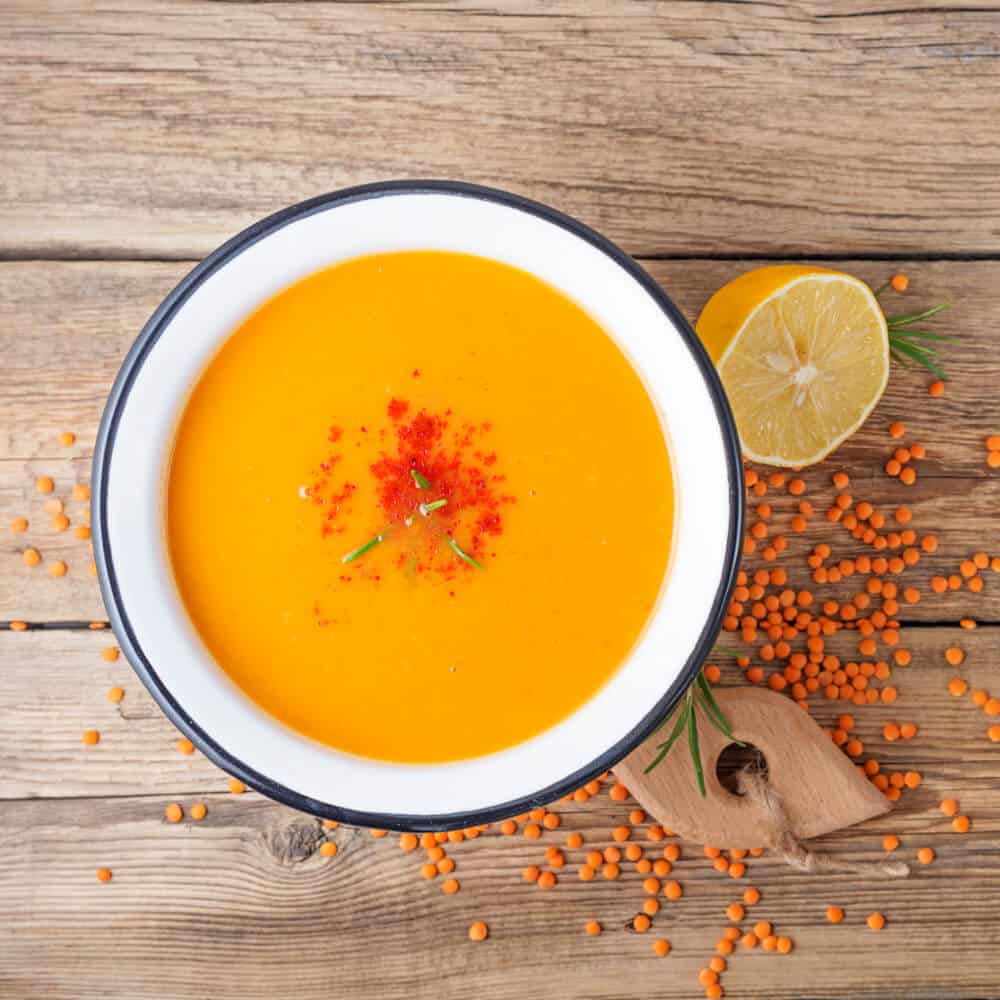 suppe mit roten linsen