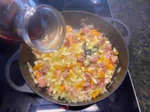 suppengemuese, speck und zwieblen mit essig abloeschen