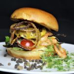 surf & turf burger - die frau am grill