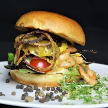 surf & turf burger - die frau am grill