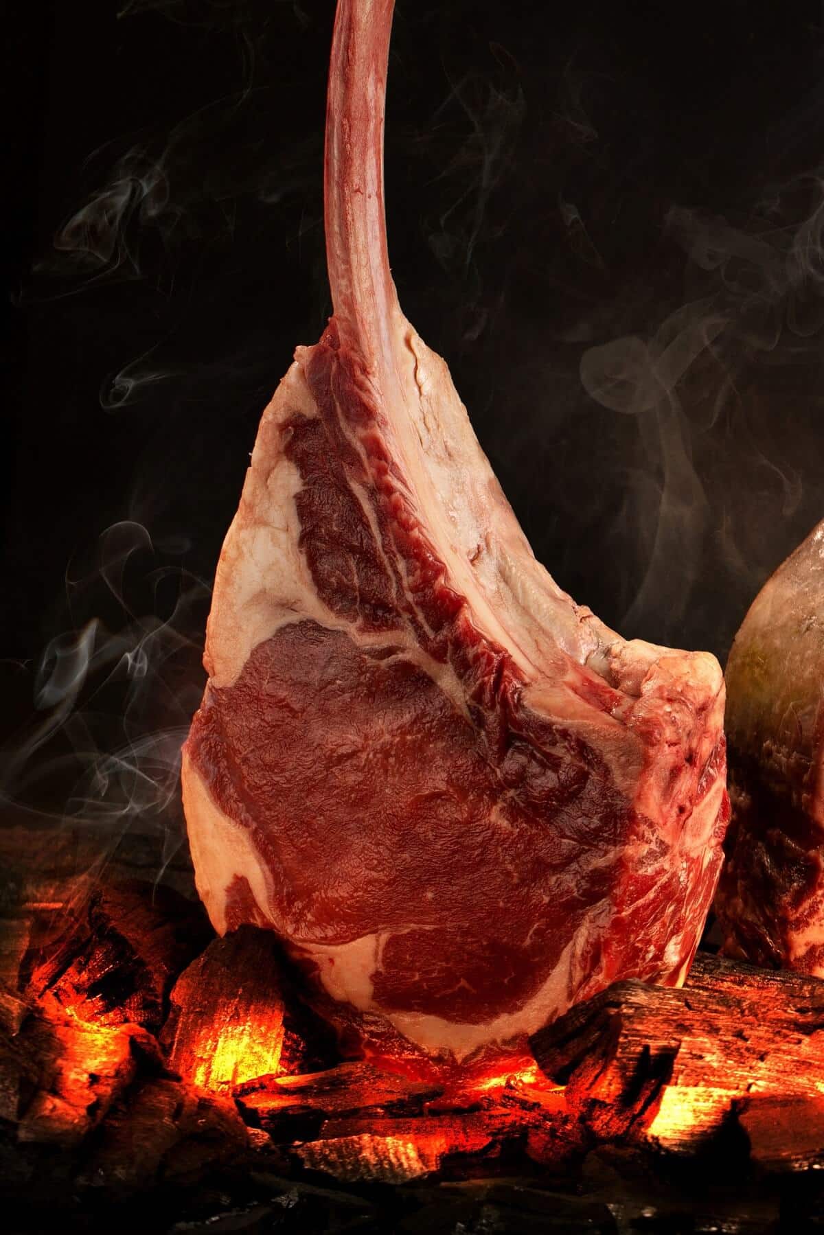 tomahawk steak auf glut