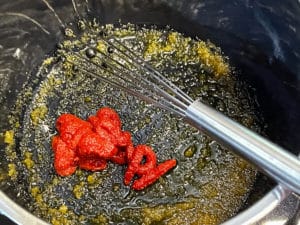 tomatenmark in karamelsiertem zucker anr&ouml;sten