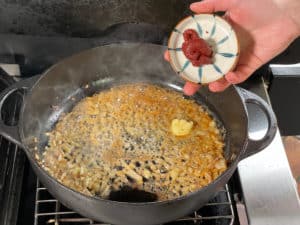 tomatenmark zu angeduensteter zwiebel geben