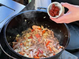 tomatenmark zum soljanka topf geben und anr&ouml;sten