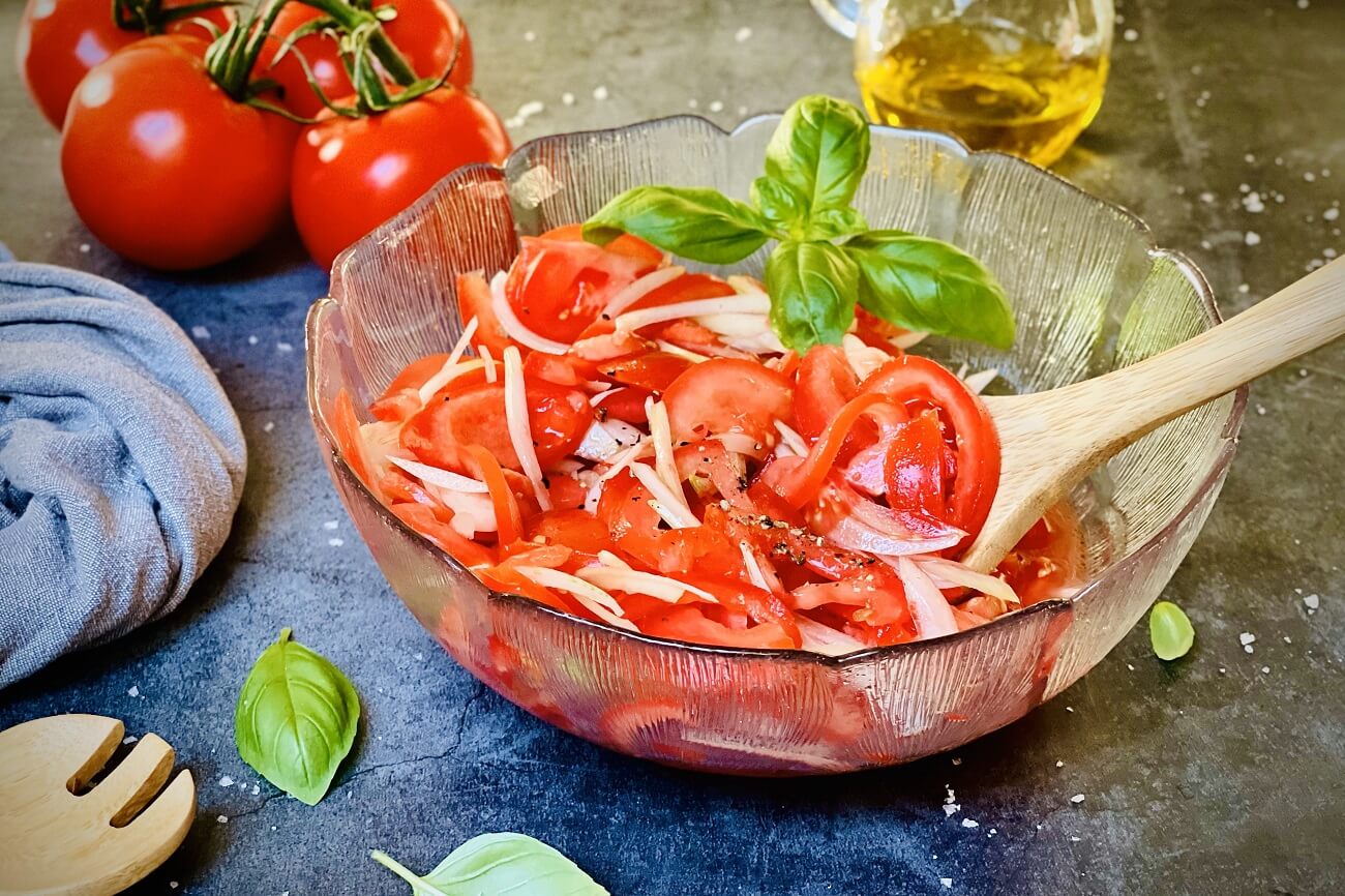 Tomatensalat mit Zwiebeln | Klassisches Rezept