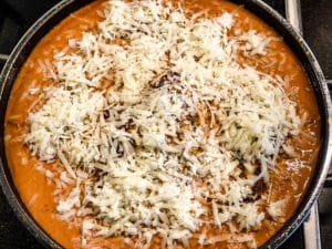 tomatensosse mit pecorino bestreuen