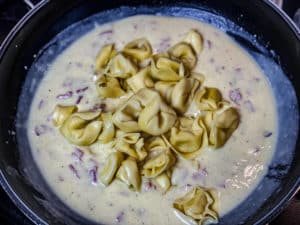 tortellini in schinken sahne sosse geben und erhitzen